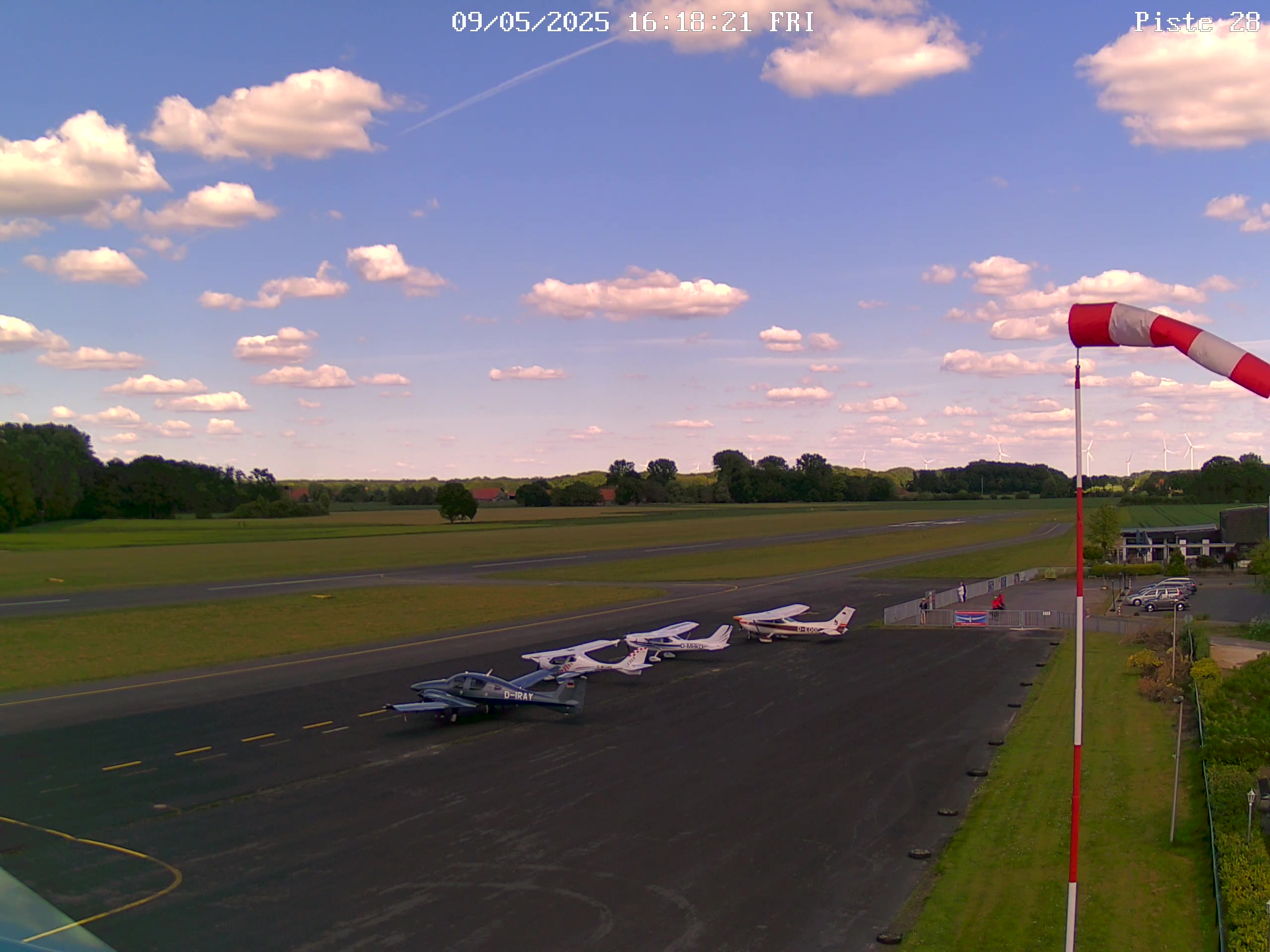 Webcam Bild mit Blick auf die Schwelle der Piste 28